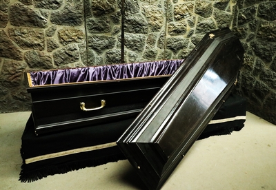Coffin Real, in Black Lacquer (can be openend )