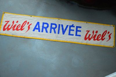 Banner &quot;Depart&quot; in red, yellow and blue