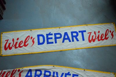 Banner &quot;Arrivee&quot; in red, yellow and blue