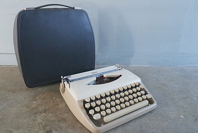 Typewriter &quot;Triumph&quot; in Leather Case